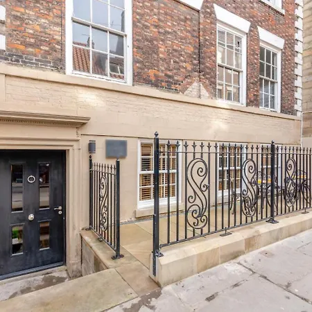 The Admirals - 아파트 휫비